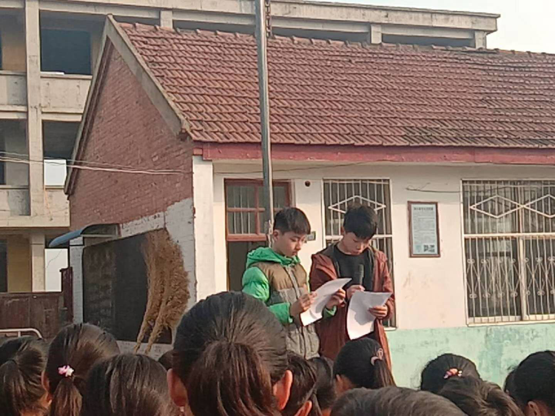 两位小少年在国旗下分享有关读书的感想 两位小少年在国旗下分享有关读书的感想